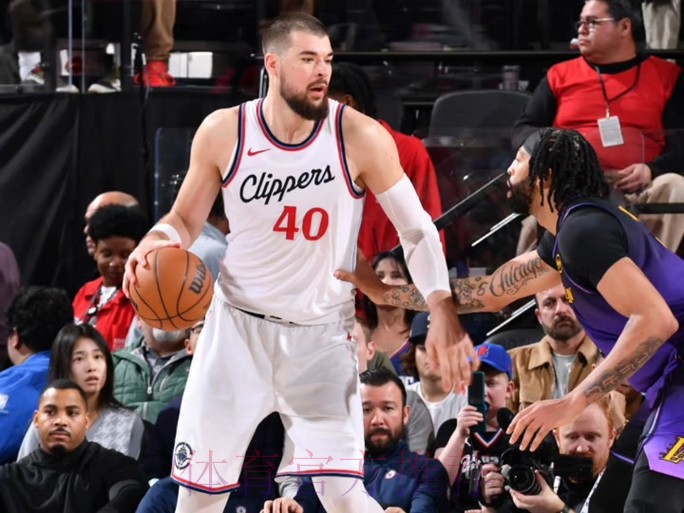 祖巴茨全场5失误全队最高,0犯规全队最少 祖巴茨全场5失误全队最高,0犯规全队最少